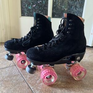 Moxi Skates Lolly Outdoor Complete Classic Black Suede w/extra set of LED wheels